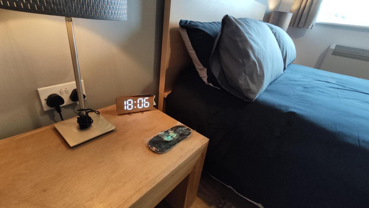 Modern 1-Bed Flat In Wigan Appartement Buitenkant foto