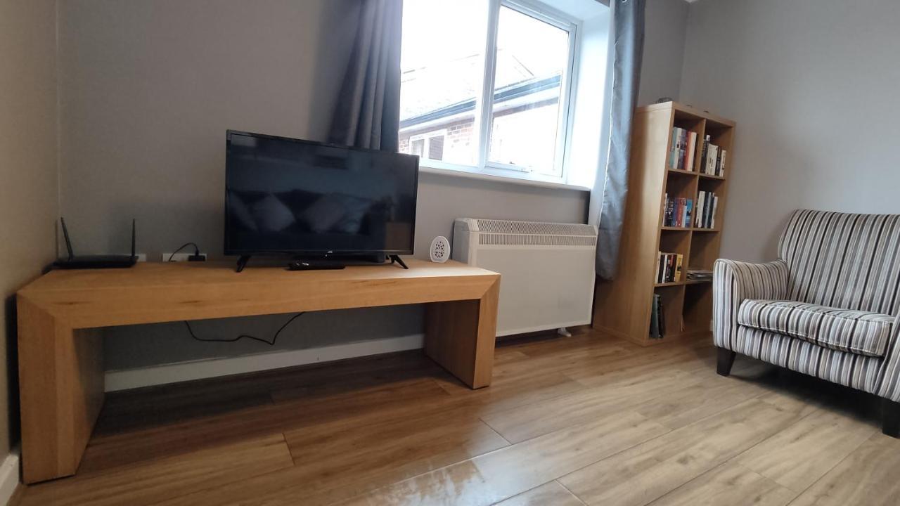 Modern 1-Bed Flat In Wigan Appartement Buitenkant foto